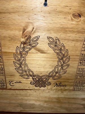 Close up of Laurel leaf design up close